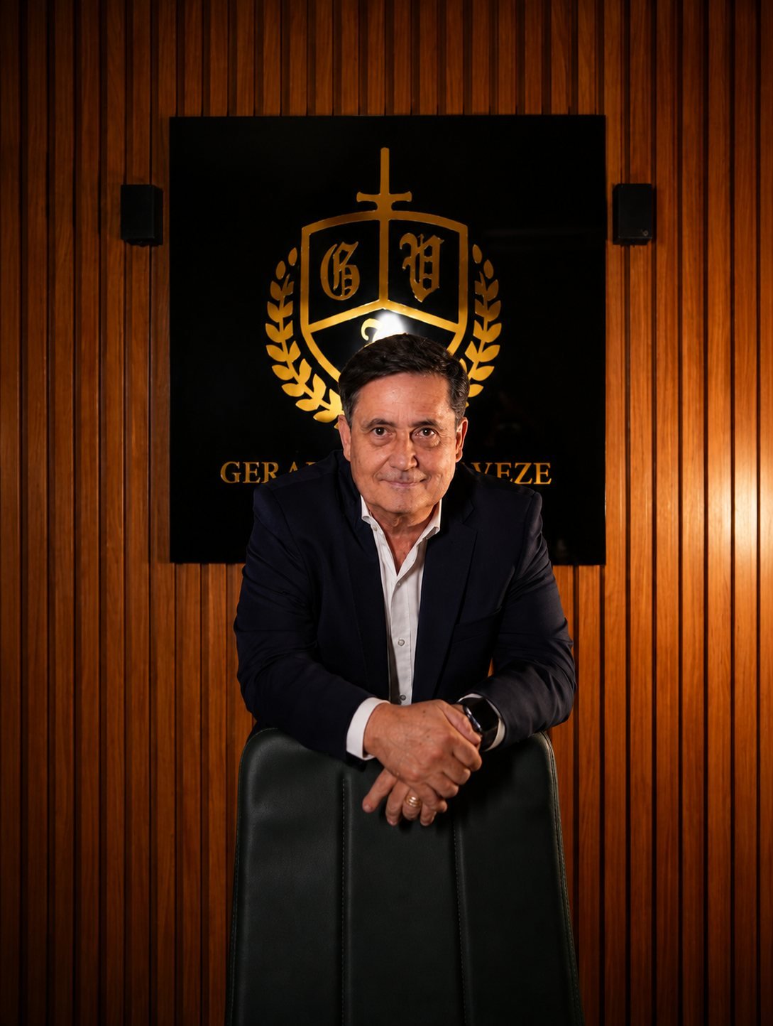 Consulta a um texto legal sobre a mesa durante a elaboração de um planejamento sucessório