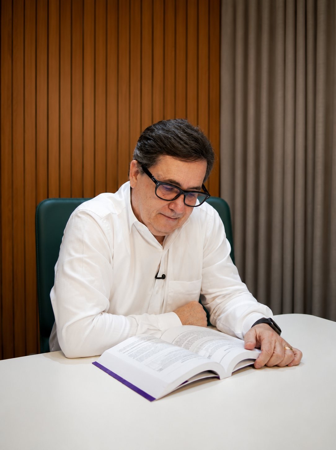 Geraldo Veroneze conferindo a documentação durante a implementação do que foi decidido