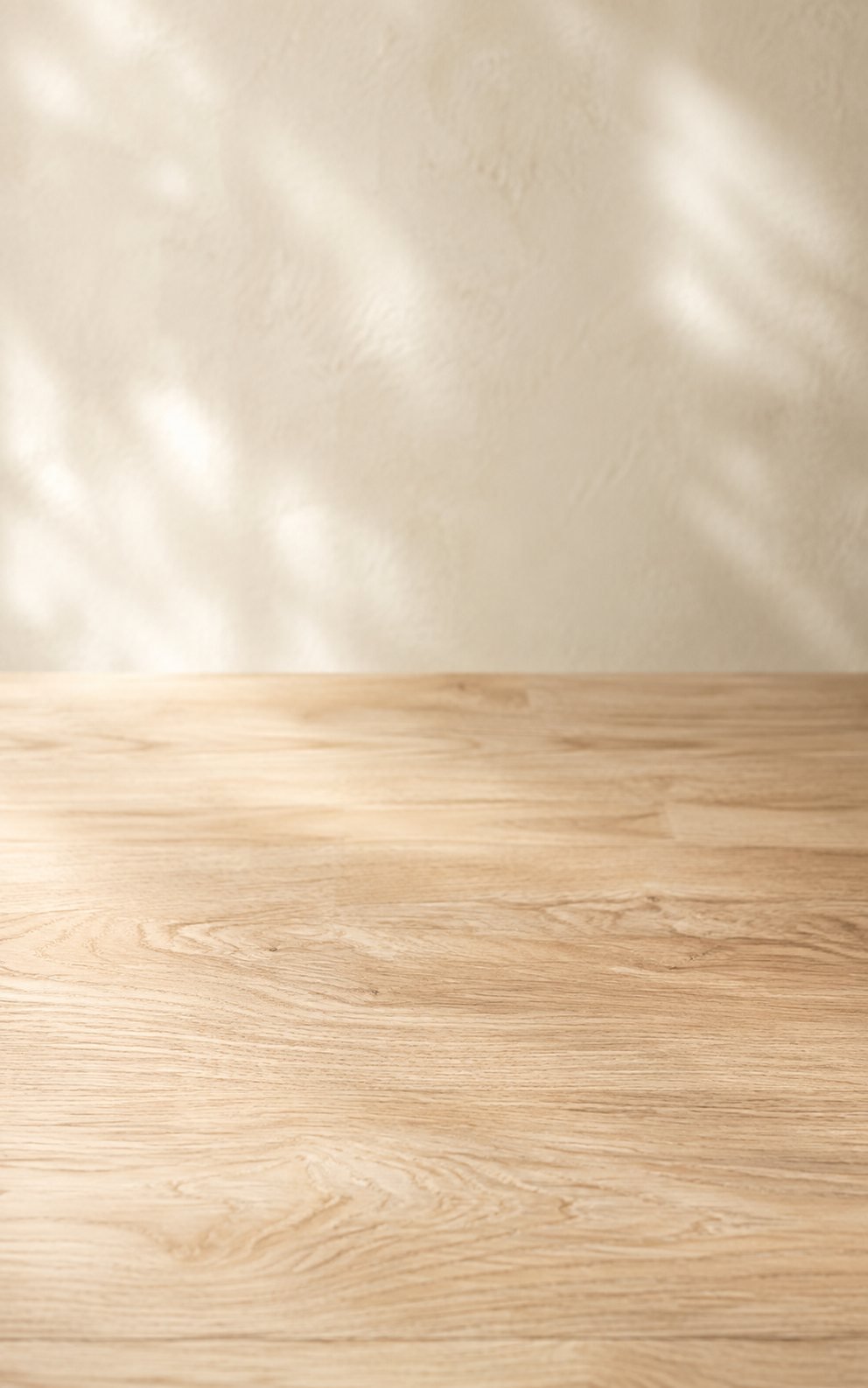 Superfície de mesa de madeira clara em luz natural de manhã, textura de fundo da situação de organizar a sucessão de imóveis e empresa