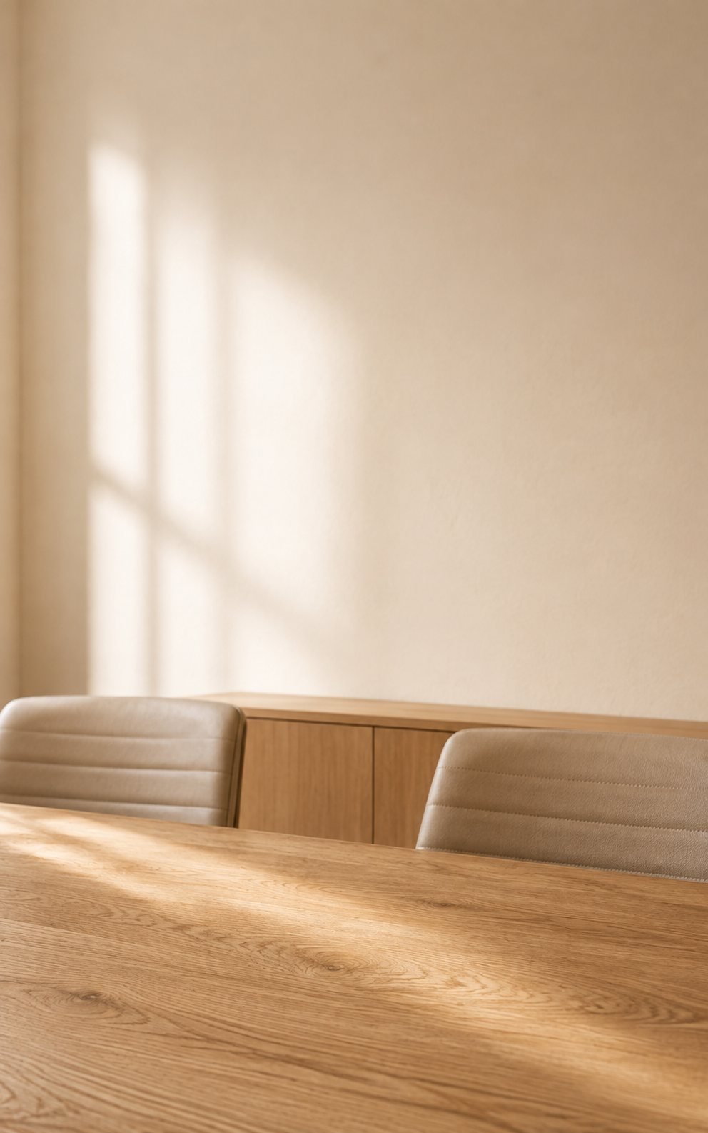 Canto de sala de reunião com mesa de madeira e duas cadeiras vazias, textura de fundo da situação de sociedade familiar